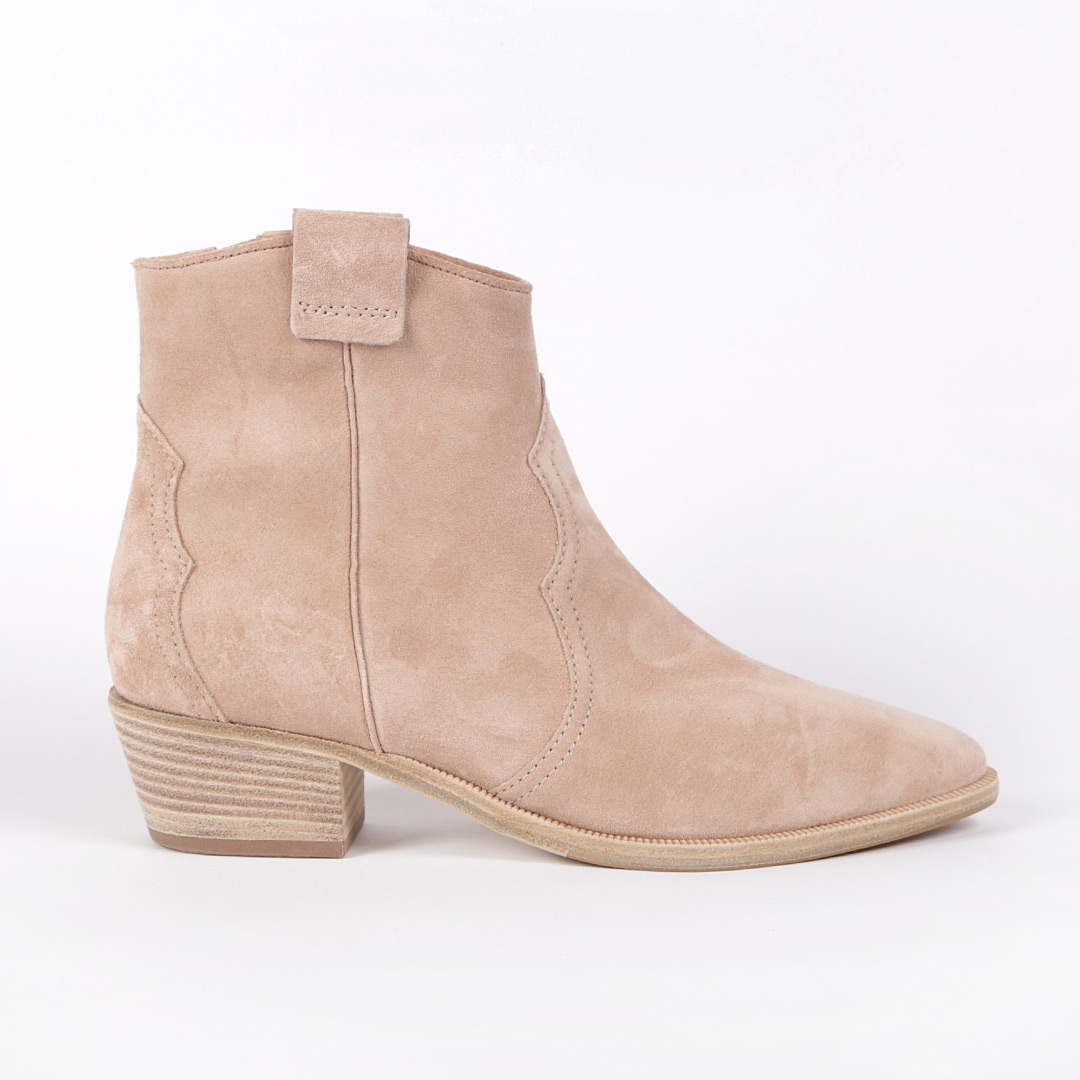 Казаки бежевые замшевые эконика. Полусапоги corsani firenze. Бежевые казаки. Maag казаки ботильоны белые. Казаки замшевые эконика.